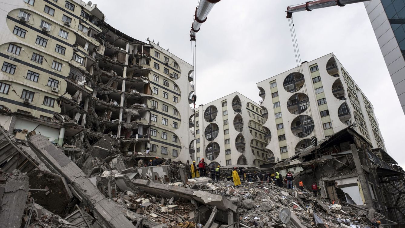 Foto: Uno de los edificios derrumbados después del terremoto en Turquía. (EFE/Refik Tekin)