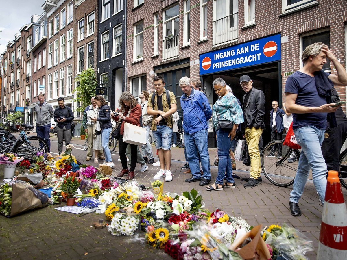 Foto: Muestras de apoyo a Peter R. de Vries en el centro de Ámsterdam. (EFE)