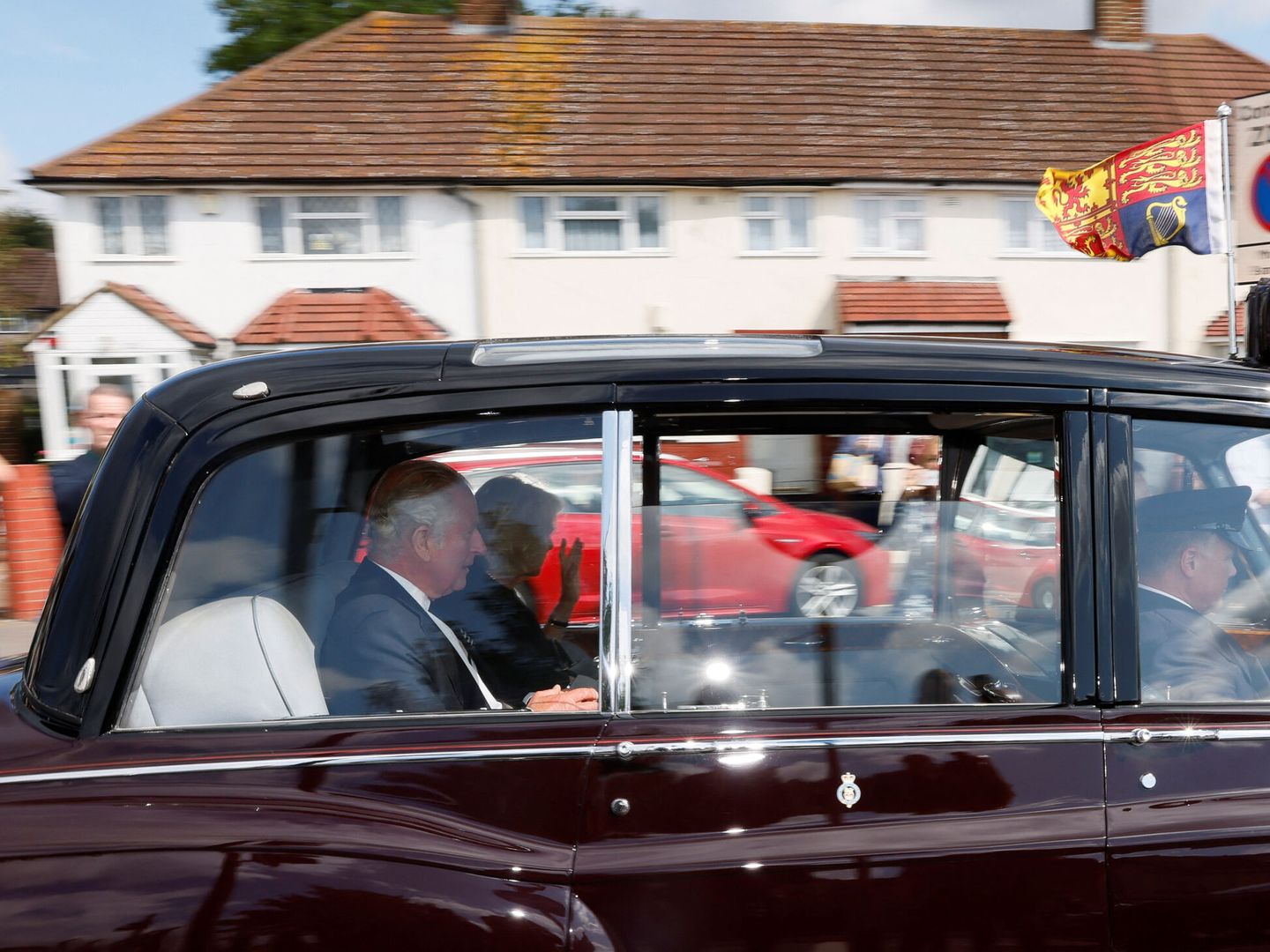 El rey Carlos III y Camilla saliendo del aeropuerto RAF Northolt cerca de Londres. (Reuters/Andrew Couldridge)