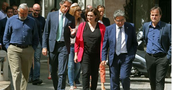 Foto: El ministro de Fomento, Íñigo de la Serna, junto a la alcaldesa de Barcelona, Ada Colau, el viernes en Barcelona. (EFE)