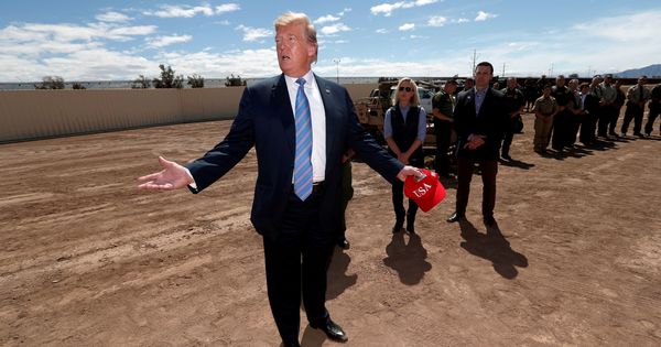 Foto: Foto de archivo de Trump en una visita a la frontera con México. (Reuters)
