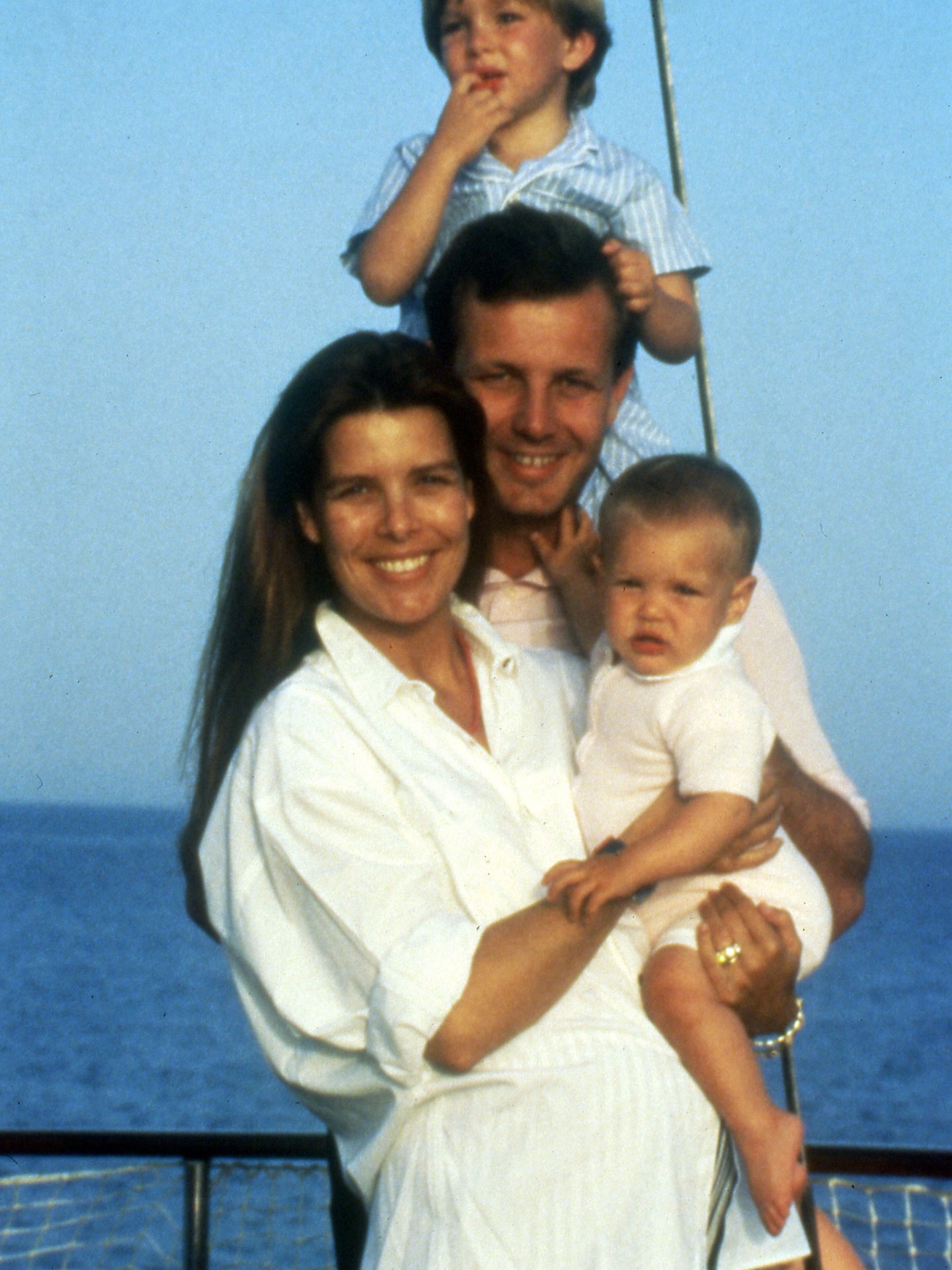Carlota junto a su hermano Andrea y sus padres en 1987 (Gtres)