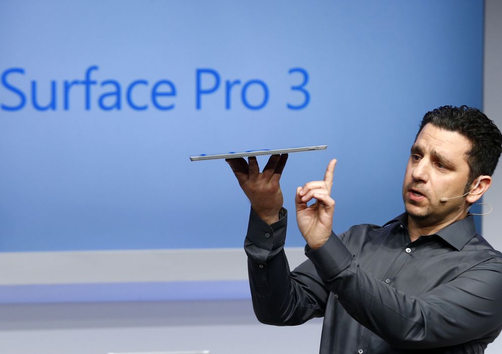 Foto: Panos Panay, vicepresidente de Surface, sostiene el nuevo dispositivo (Reuters)