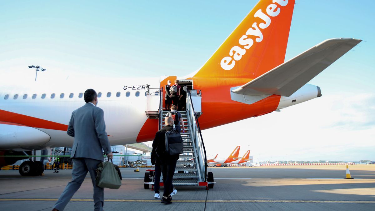 Condenan a una aerolínea que cobró 60 € por llevar un portátil fuera de la maleta