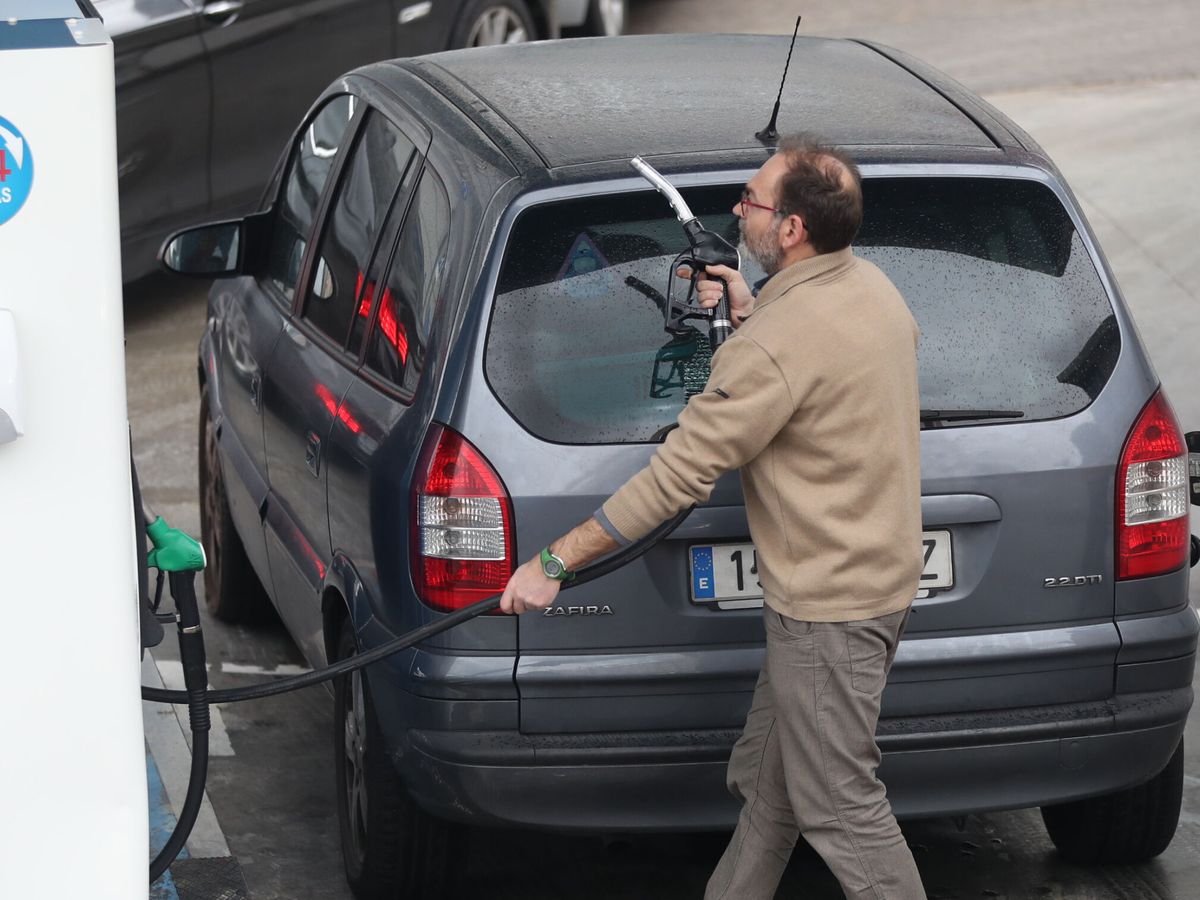 Foto: Un hombre reposta en una gasolinera de Madrid. (EFE/Miguel Oses)