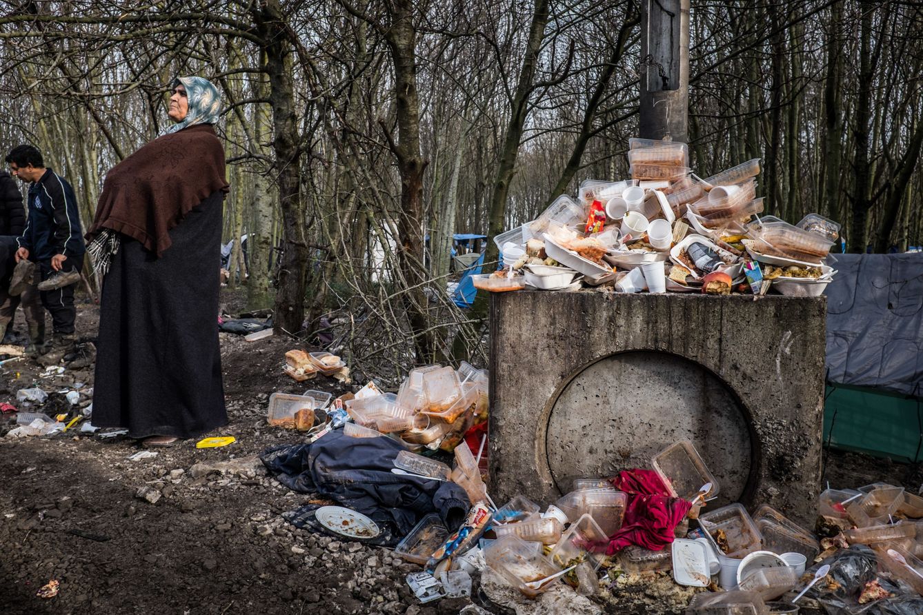 Una mujer, en el campo de refugiados de Grande-Synthe, Francia. (Foto: Jordi Oliver)