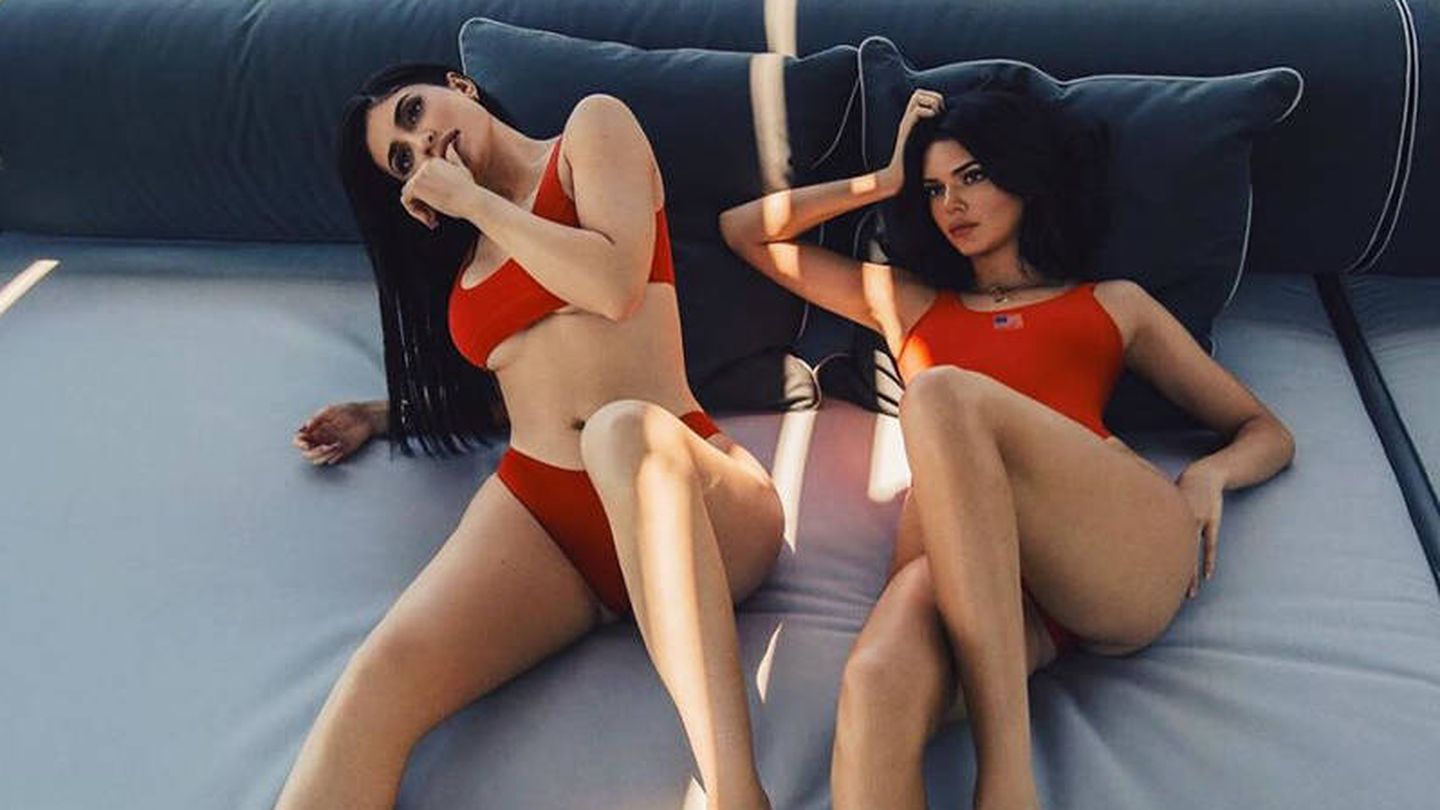 Las hermanas Jenner han creado una colección cápsula de 'swimtimates' para Revolve Clothing. 