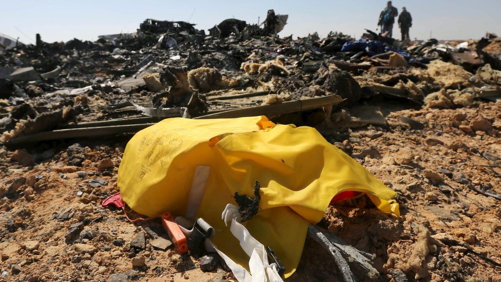 Foto: Investigadores entre los restos del avión ruso siniestrado sobre la península del Sinaí, el 1 de noviembre de 2015 (Reuters).