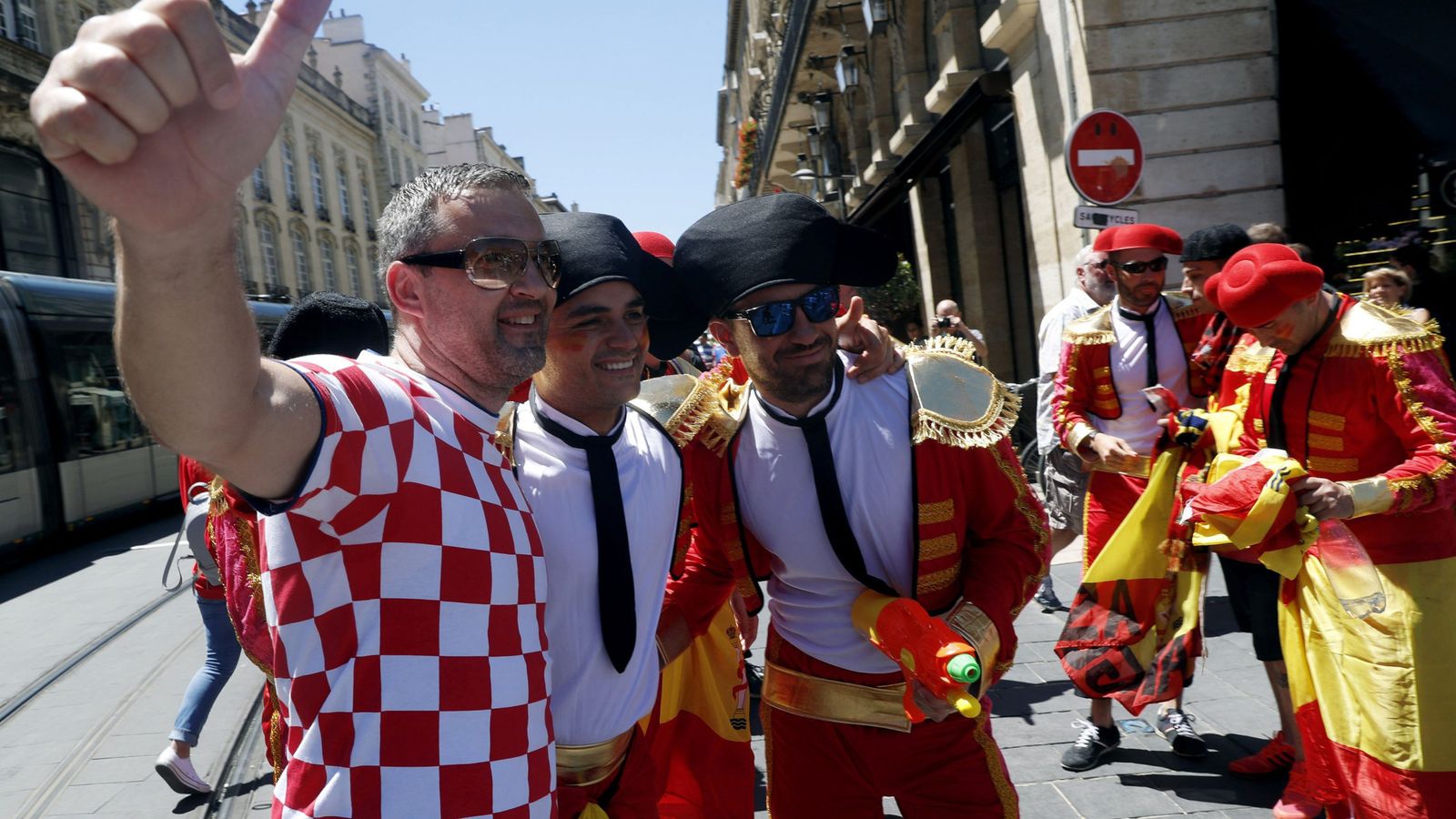 Foto: Aficionados de España y Croacia en las calles de Burdeos (EFE)