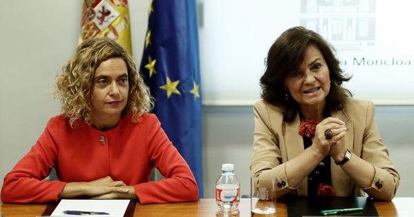 Foto: La vicepresidenta y la ministra de Política Territorial, Carmen Calvo (d) y Meritxell Batet, el pasado 25 de septiembre en la Moncloa. (EFE)