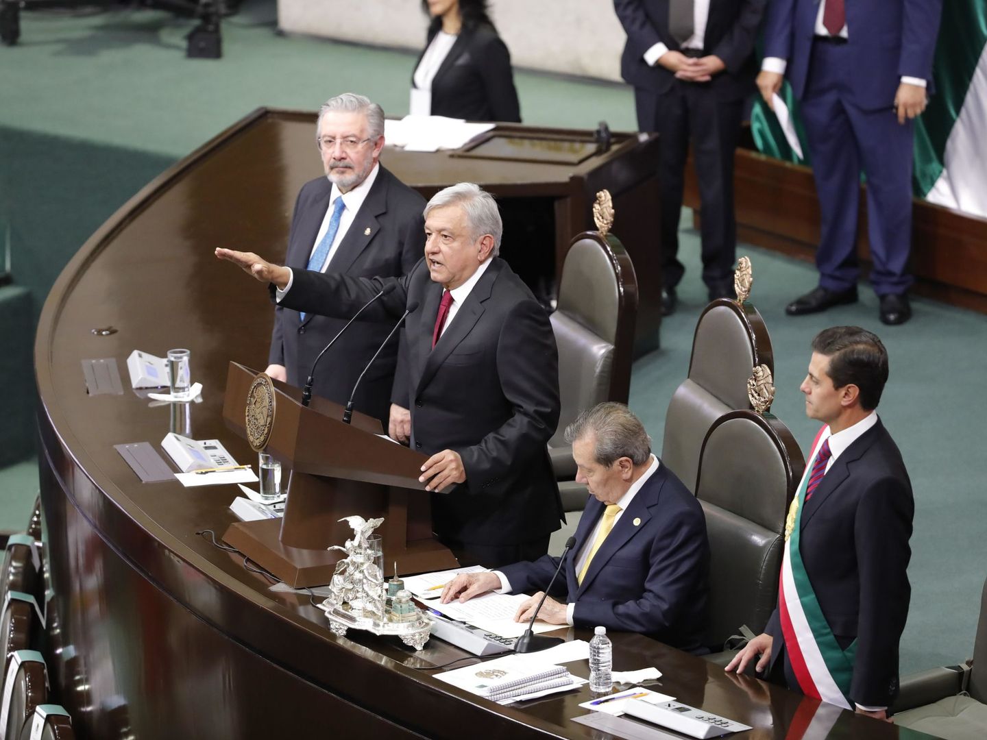 Andrés Manuel López Obrador (2i) juramenta como nuevo jefe de Estado de México. (EFE)