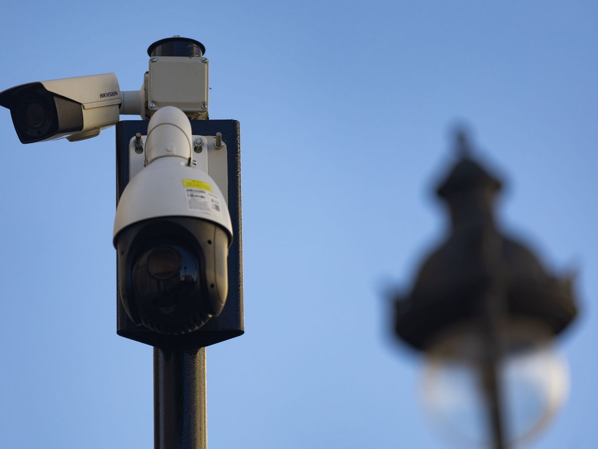 Foto: Una cámara de vigilancia en las calles de la Comunidad de Madrid. (EP/Eduardo Parra)