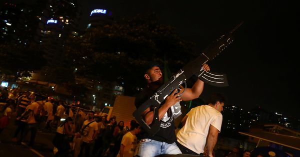 Foto: Partidarios de Bolsonaro celebran su victoria en Río de Janeiro, el 28 de octubre de 2018. (Reuters)