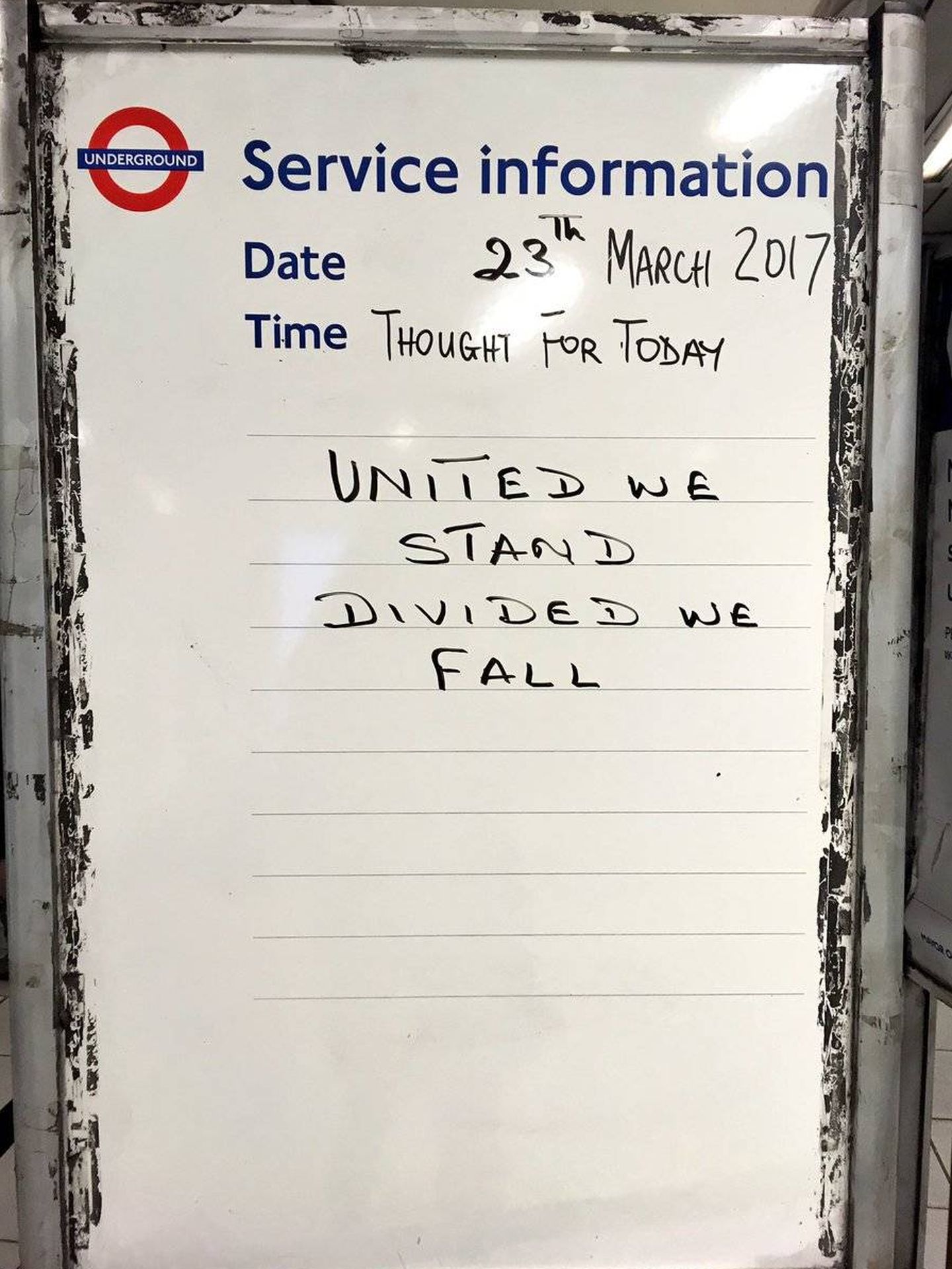 Mensaje en una pizarra del metro de Londres. (Fuente: Twitter)