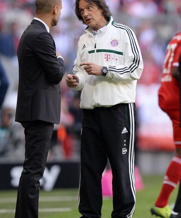 Foto: Hans-Wilhelm Müller-Wohlfahrt charla con Guardiola la temporada pasada (Imago).