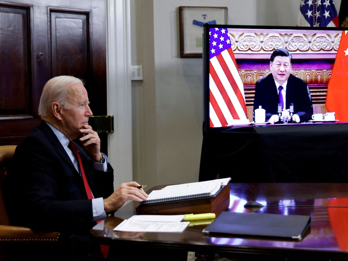 Foto:  El presidente de Estados Unidos, Joe Biden, habla virtualmente con el líder chino, Xi Jinping, el pasado 15 de noviembre. (Reuters/Jonathan Ernst)