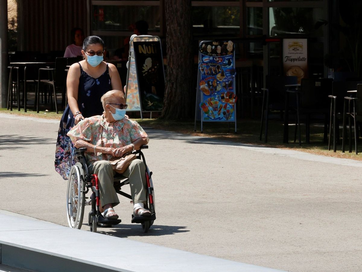 Foto: Una persona mayor es sacada a pasear por Madrid Río, en la capital. (EFE)