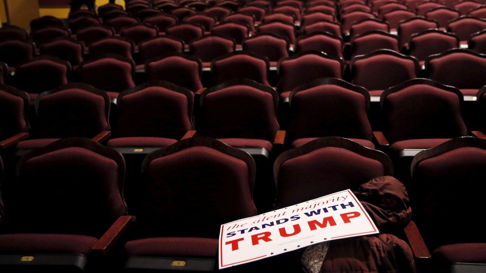 Foto: Un póster de apoyo a Donald Trump durante un acto de campaña en Milwaukee, Wisconsin, el 4 de abril de 2016. (Reuters)