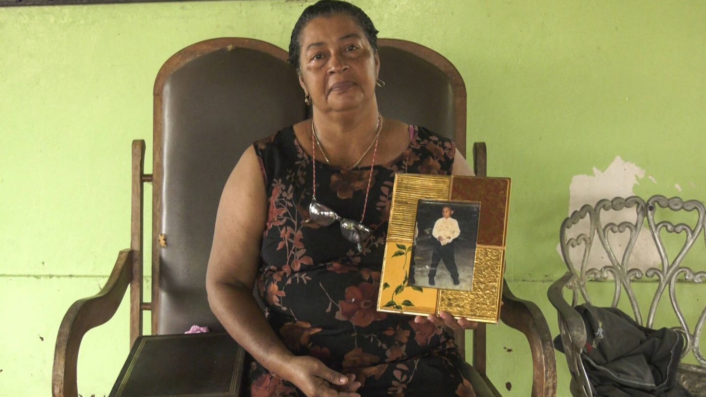 Georgina Magallón muestra una foto de su hijo muerto por un explosivo. (A. Sáez)