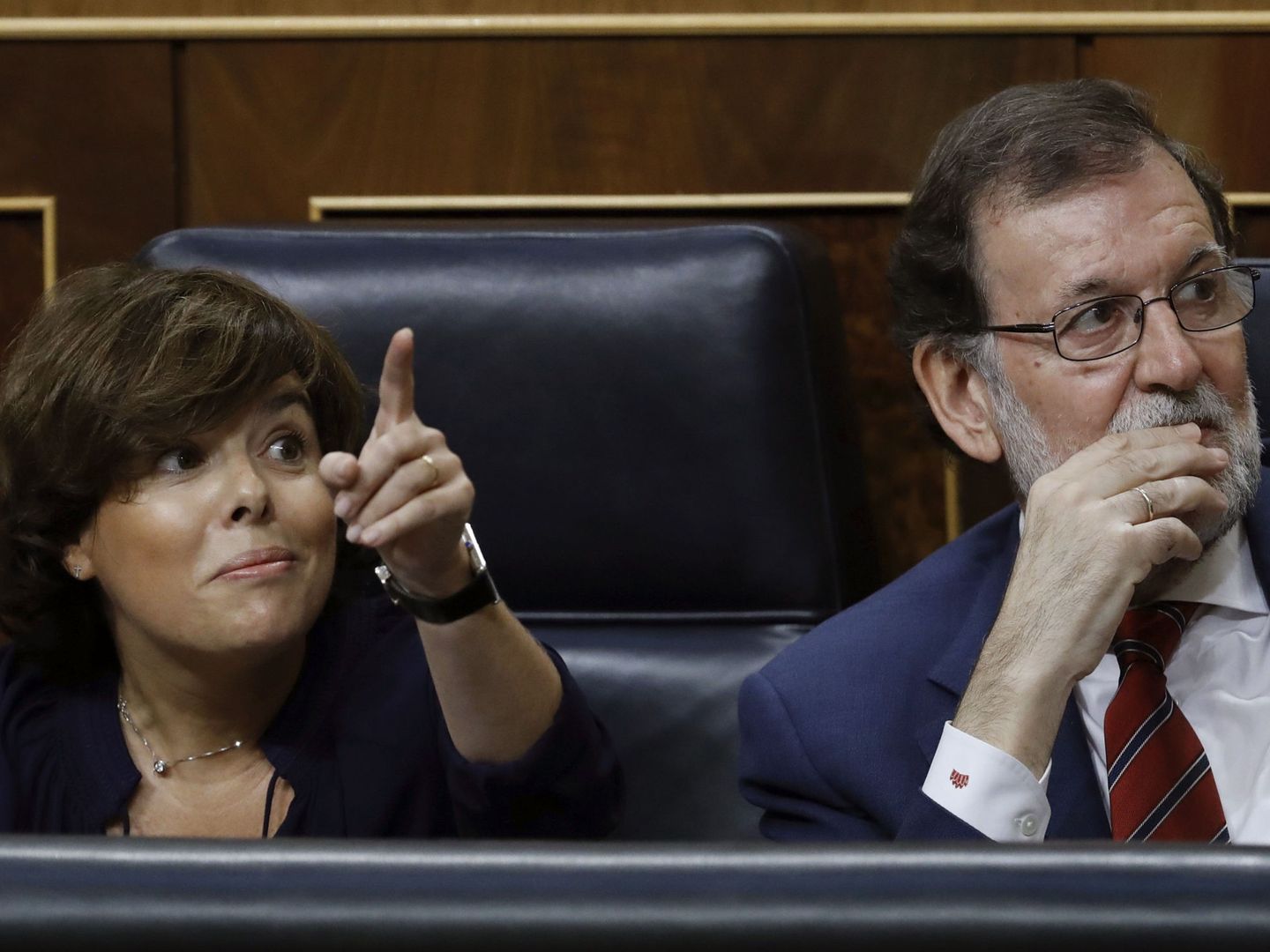 El presidente del Gobierno, Mariano Rajoy, junto a la vicepresidenta, Soraya Sáez de Santamaría. (Efe) 
