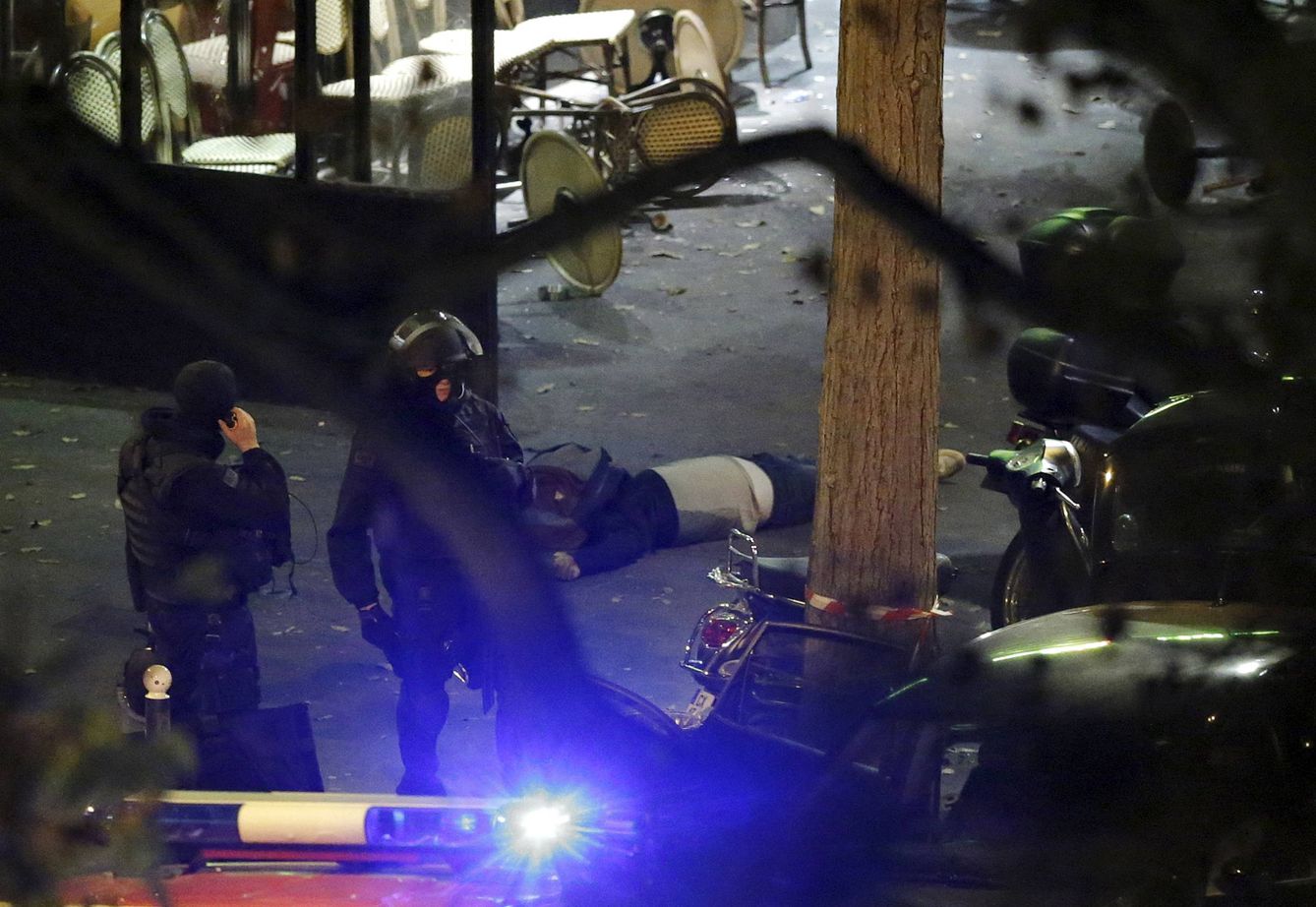 Fuerzas especiales de la policía francesa junto a una víctima del ataque contra la sala Bataclan, en París (Reuters). 