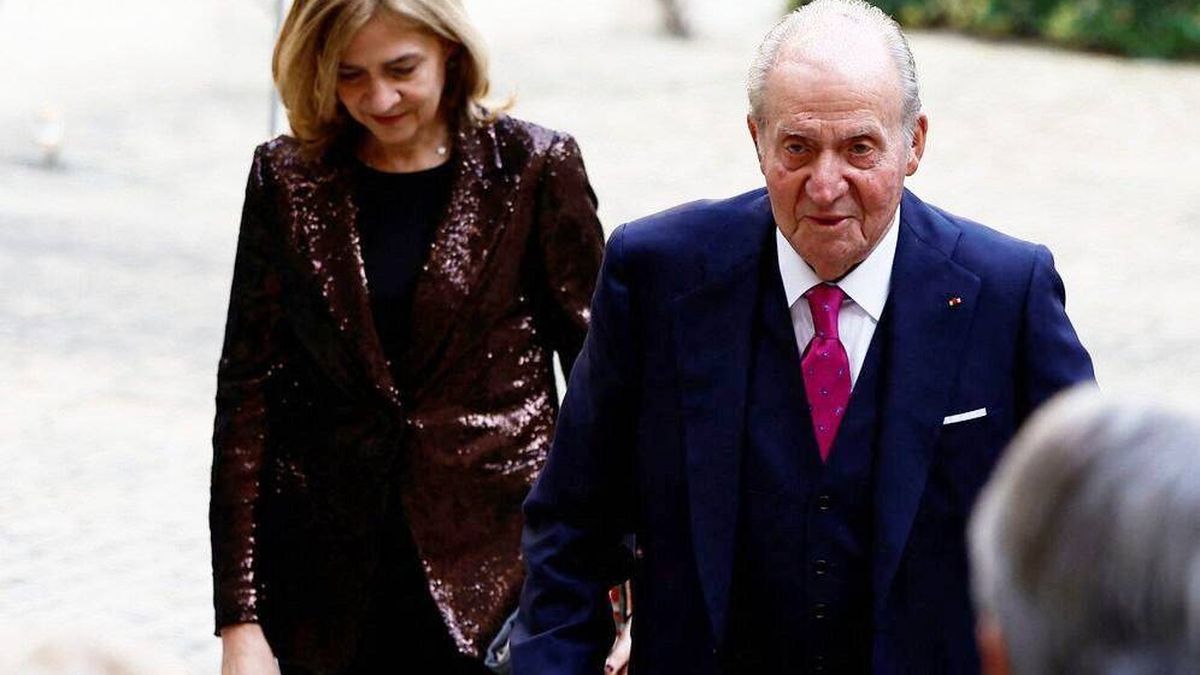 La infanta Cristina y el rey Juan Carlos: lentejuelas y un bastón para apoyar a Mario Vargas Llosa