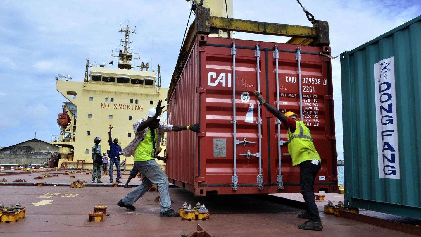 Un contenedor de arroz en el puerto de Cotonú. (Reuters)