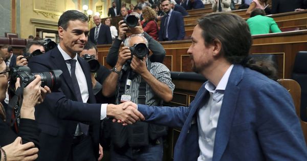 Foto: Pablo Iglesias felicita a Pedro Sánchez el pasado 1 de junio en el Congreso, cuando triunfó la moción de censura contra Mariano Rajoy. (EFE)