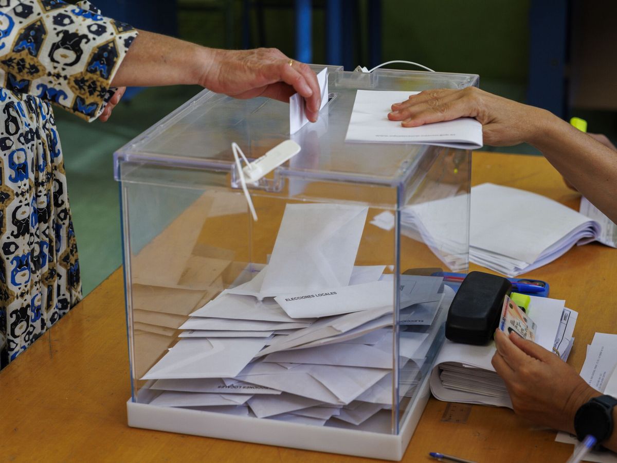 Foto: Una mujer introduce su voto en una urna. (EFE/Julio Muñoz)