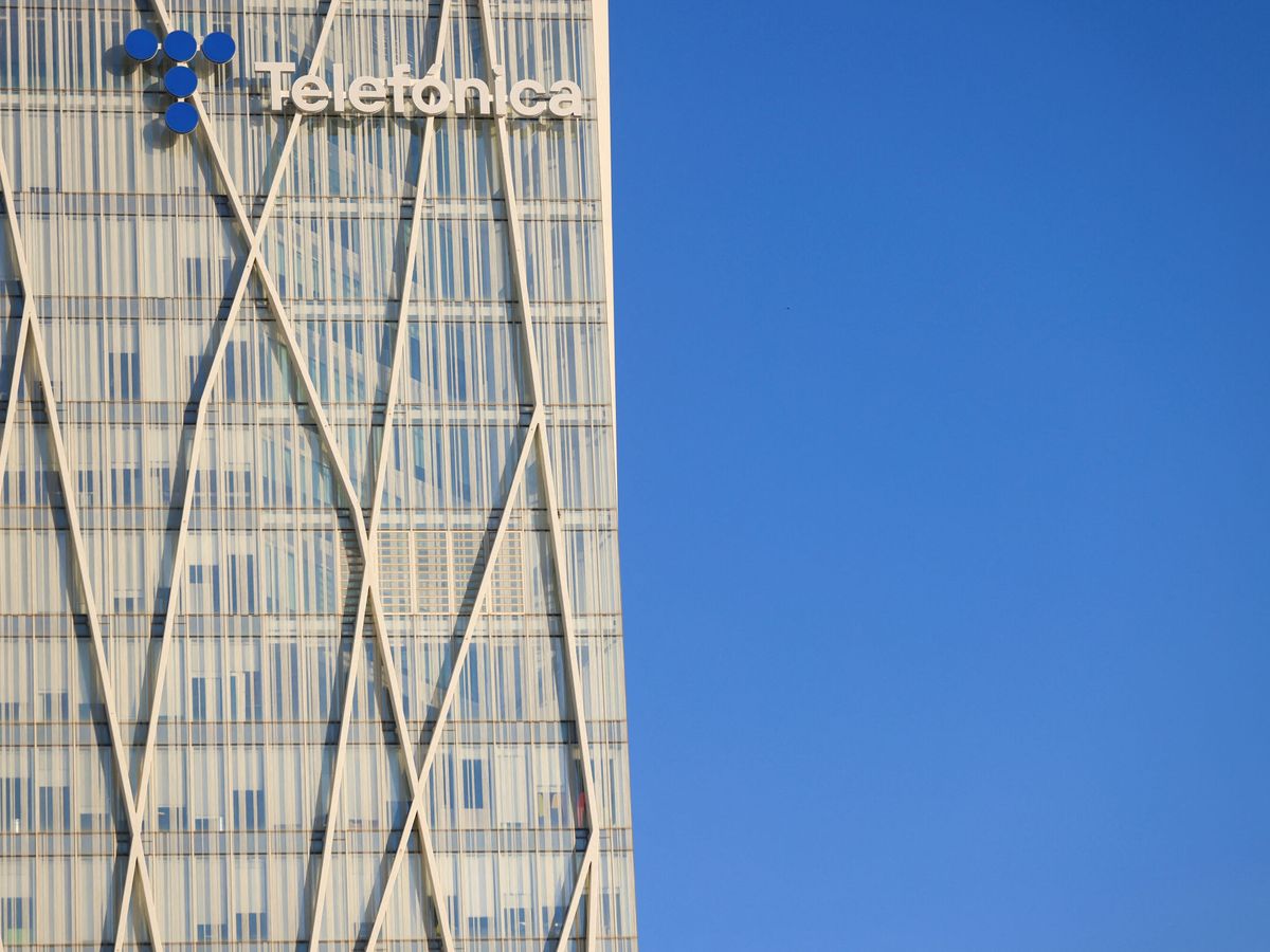 Foto: Logo de Telefónica en uno de sus edificios de Barcelona. (Reuters/Nacho Doce)