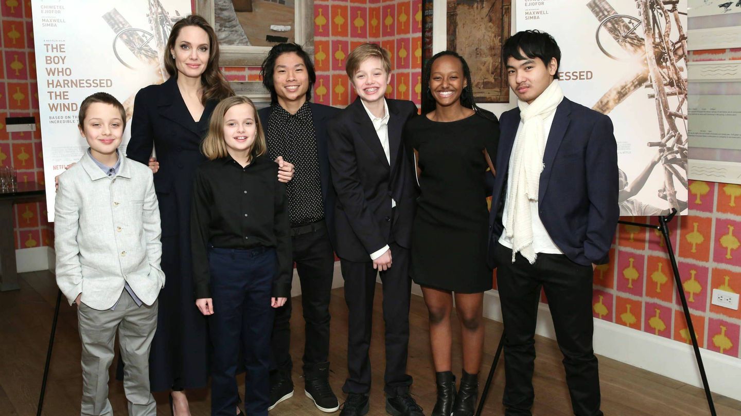 Angelina Jolie, con todos sus hijos en una imagen de 2019. (Getty)