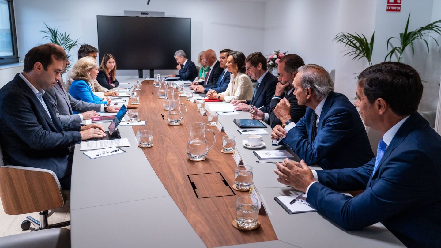Reunión de la vicepresidenta del Gobierno, Nadia Calviño, con los principales banqueros del país. (Ministerio de Economía)