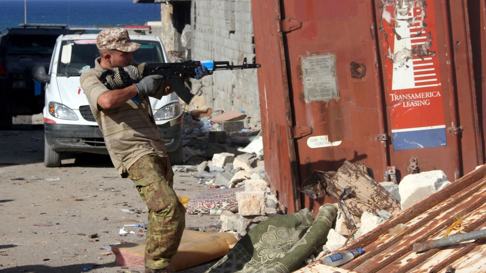 Foto: Un combatiente de las milicias libias aliadas dispara su arma durante una batalla en Sirte, el 31 de octubre (Reuters)
