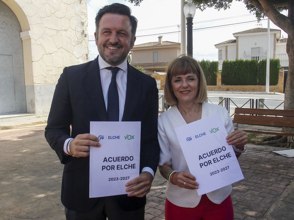 Foto: El candidato a la alcaldía del PP, Pablo Ruz, y la cabeza de lista de Vox, Aurora Rodil. (EFE/Morell)