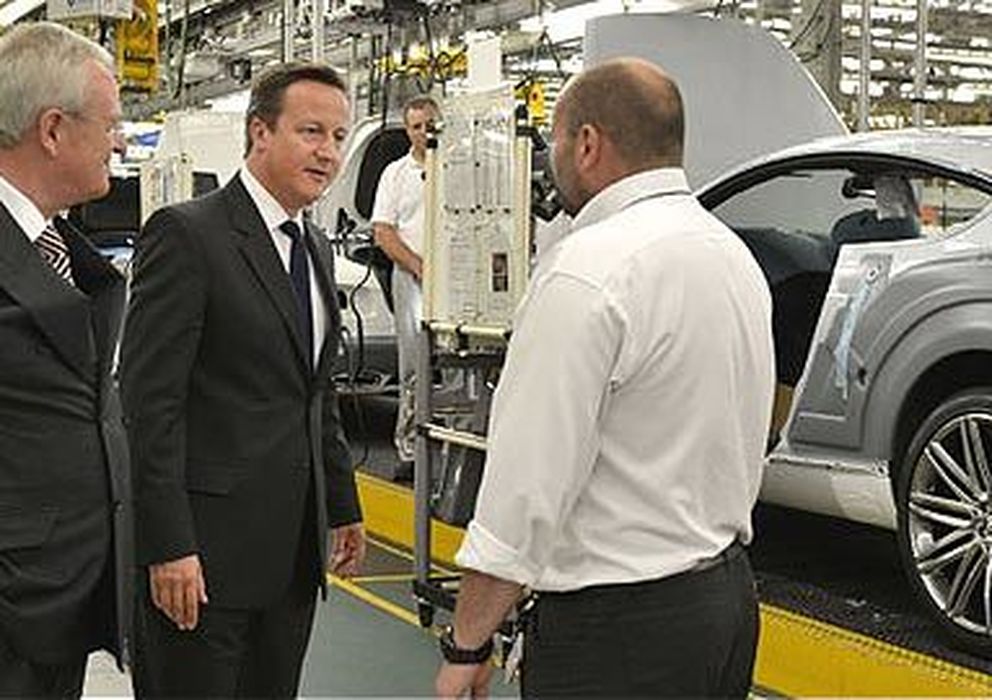 Foto: David Cameron durante la visita a la fábrica.