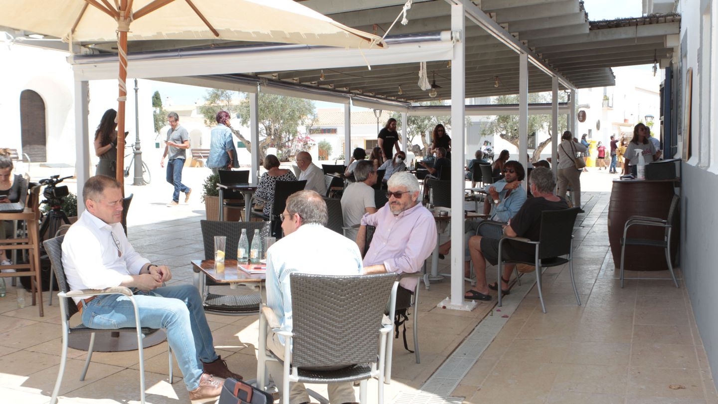 Una terraza de Formentera, ya con clientes, este pasado 4 de mayo, cuando arrancó en la isla balear la fase 1 de desescalada. (Reuters)