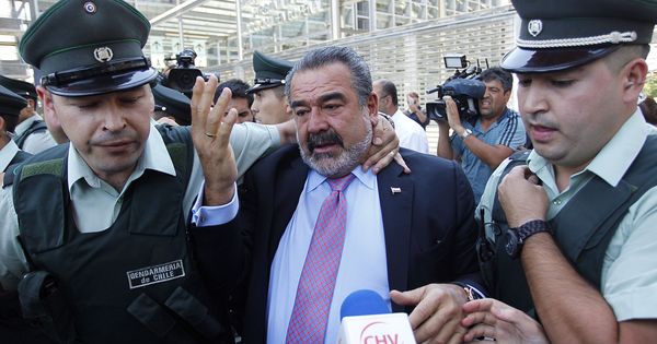 Foto: El empresario chileno Andrónico Luksic (c), a la salida de un juicio en diciembre. (EFE)