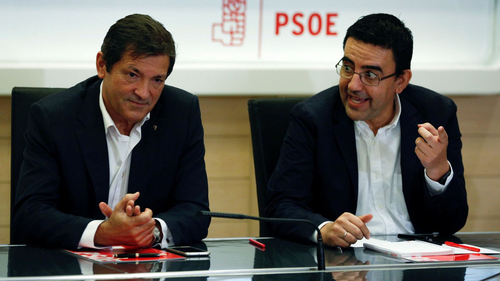Foto: Javier Fernández y Mario Jiménez, presidente y portavoz de la gestora, el pasado 3 de octubre, en la primera reunión de la cúpula interina en Ferraz. (Reuters)