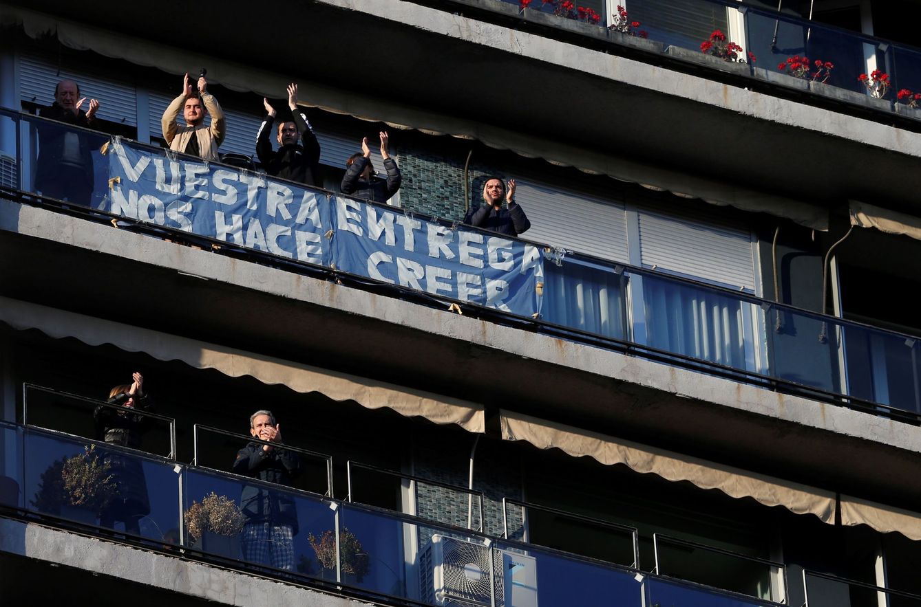 Vecinos aplauden desde sus balcones a los trabajadores de la Fundación Jiménez Díaz de Madrid. (EFE)
