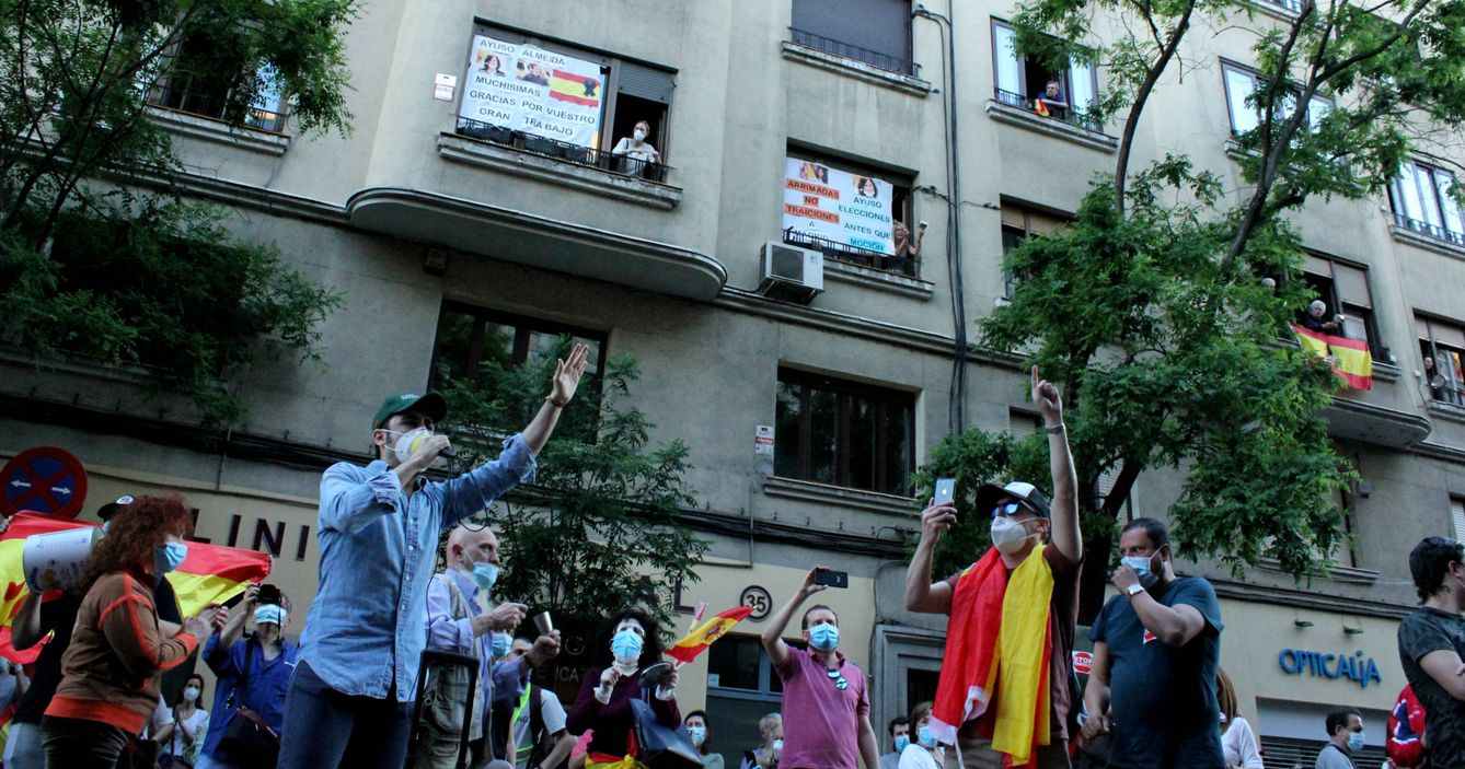 Los manifestantes, frente a la sede del PSOE. (B. Tena)