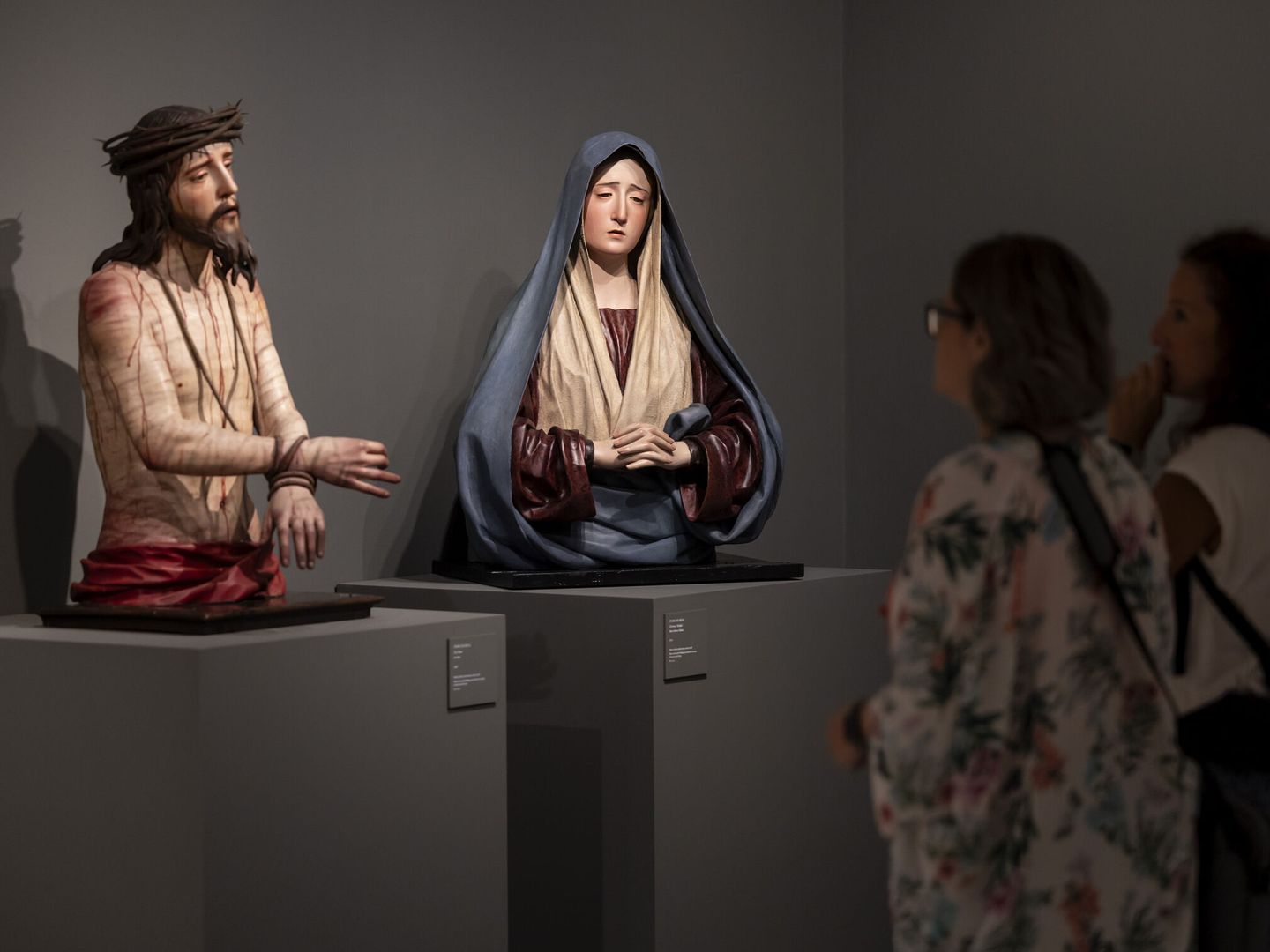 Dos visitantes observan un Ecce Homo y una Dolorosa de Pedro. (EFE/Daniel Pérez) 