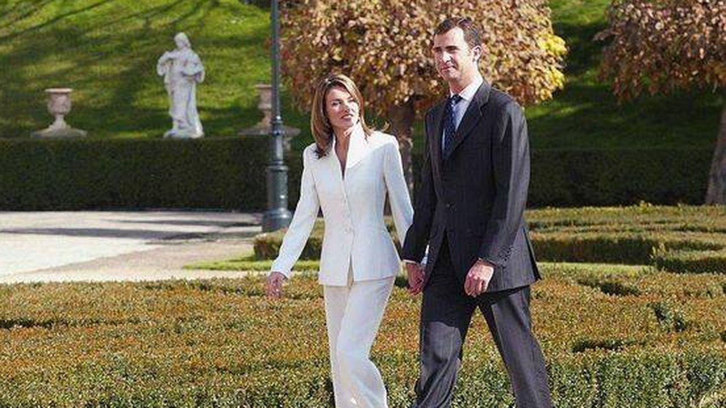 El por entonces príncipe Felipe y Letizia,  en su anuncio de compromiso. (Getty)