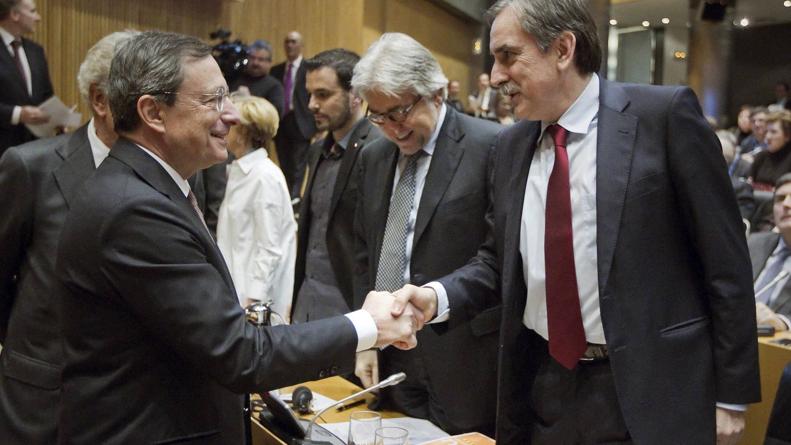 Foto: El presidente del BCE, Mario Draghi, saluda al portavoz de Economía del PSOE en el Congreso, Valeriano Gómez. (EFE)