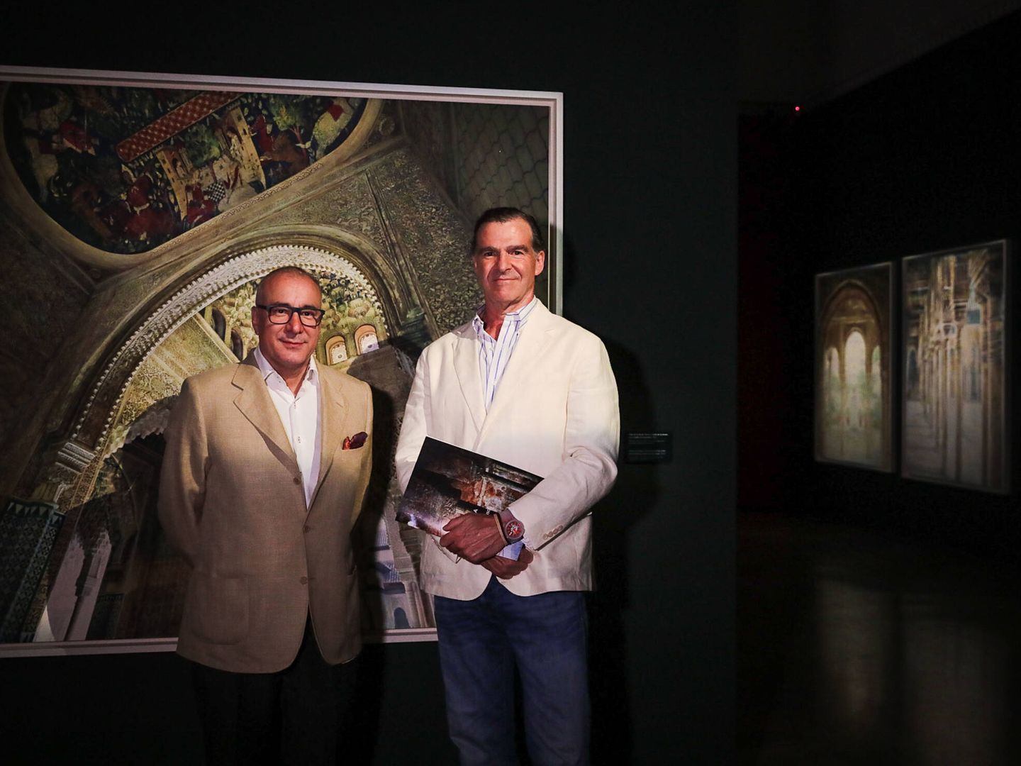 Rodrigo Ruiz-Jiménez Carrera junto al autor y comisario de la muestra, Fernando Manso. (Patronato de la Alhambra)