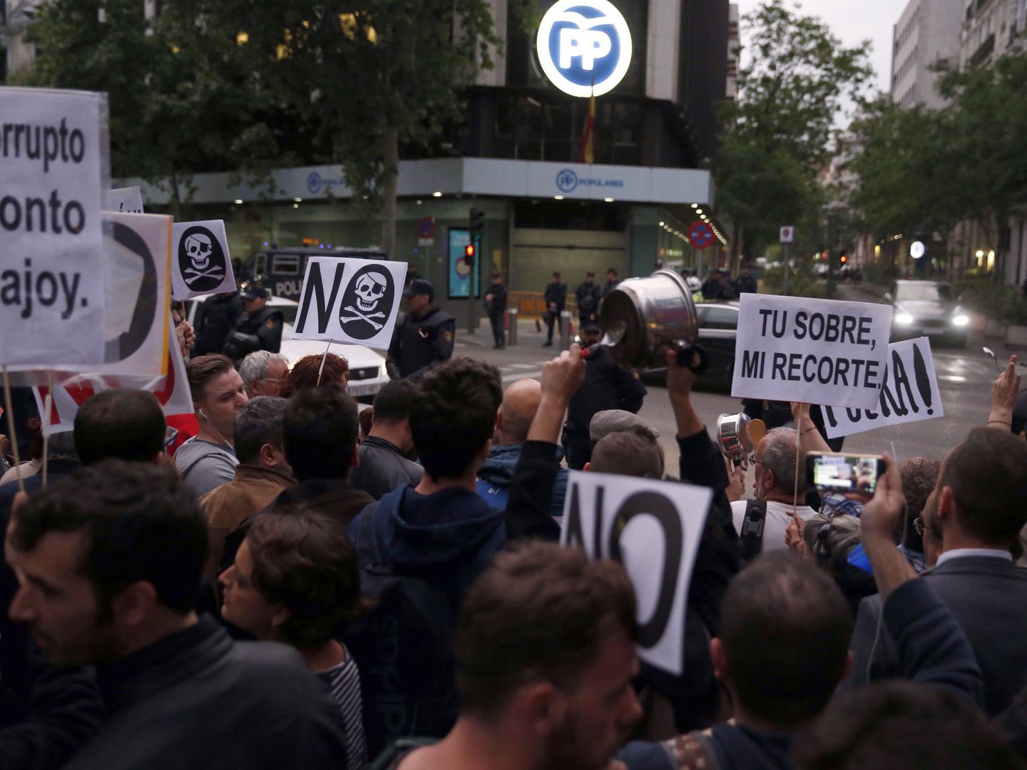 Cientos de personas concentradas frente a la sede del PP en la calle Génova de Madrid. (EFE)