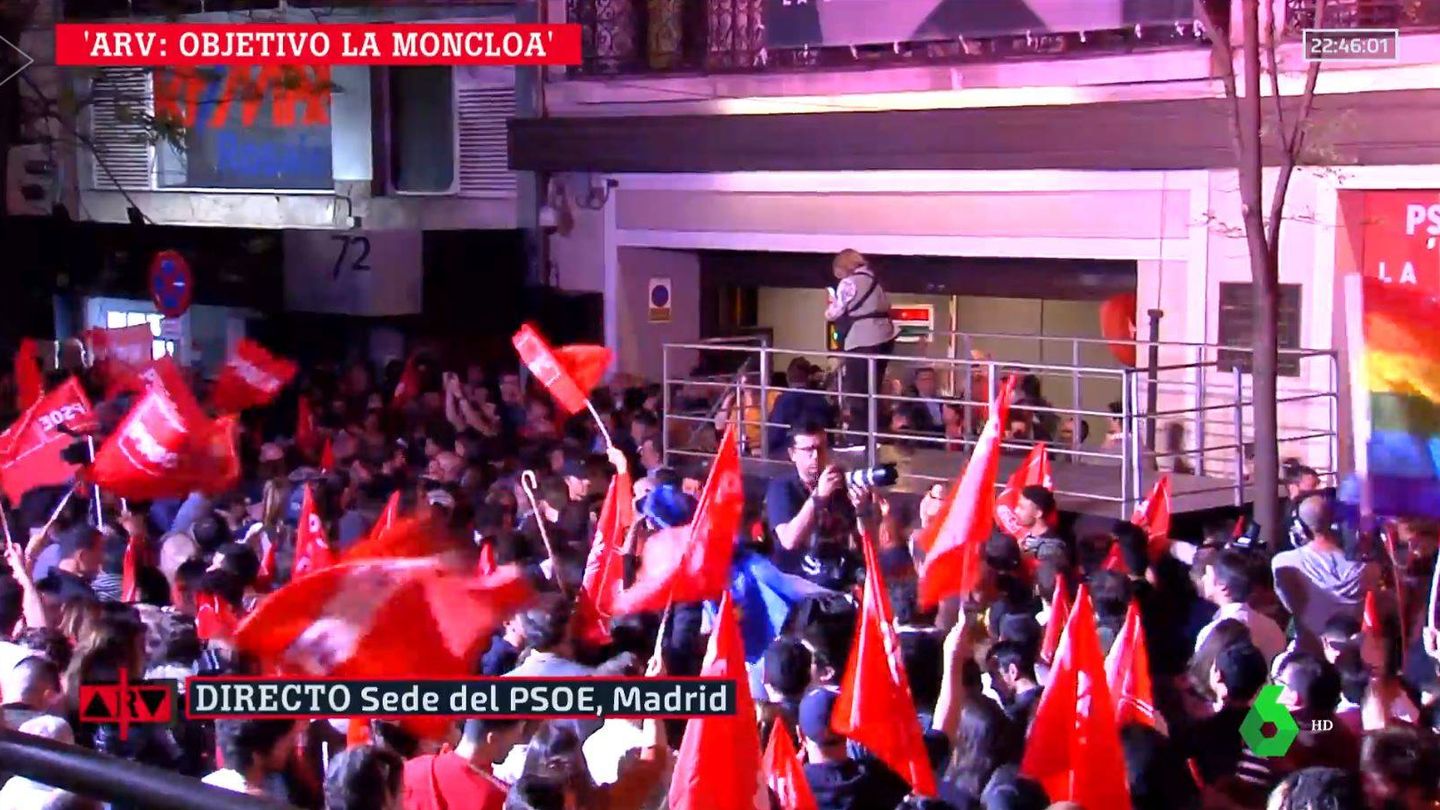 Alegría en la sede del PSOE, en Ferraz. (Atresmedia)