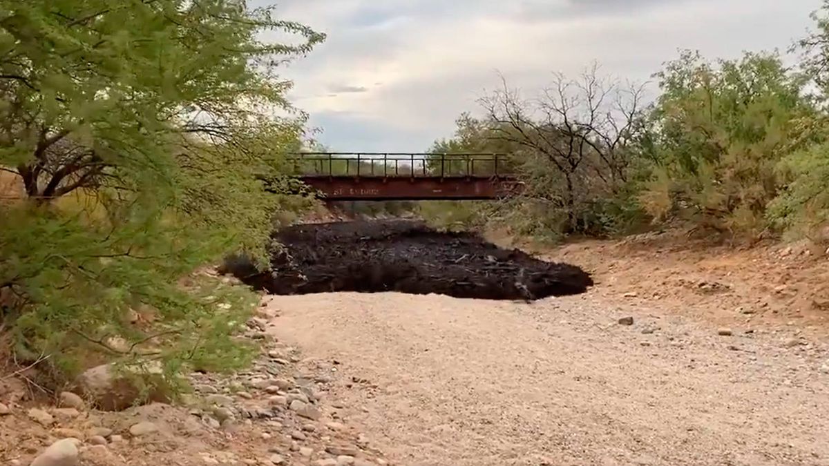 Un extraño río de lodo y sedimentos arrasa todo lo que encuentra a su paso en Arizona