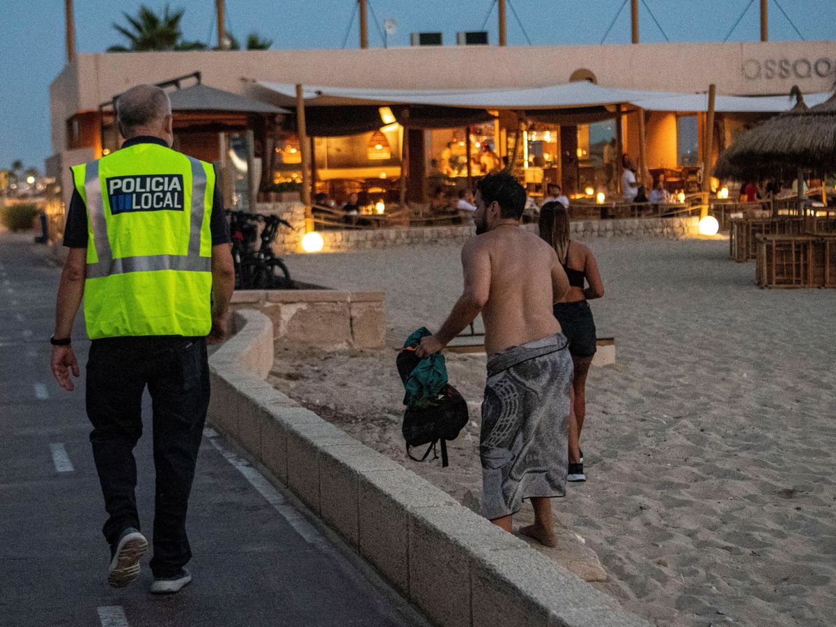 Foto: Policía local vigilando la playa. (EFE)