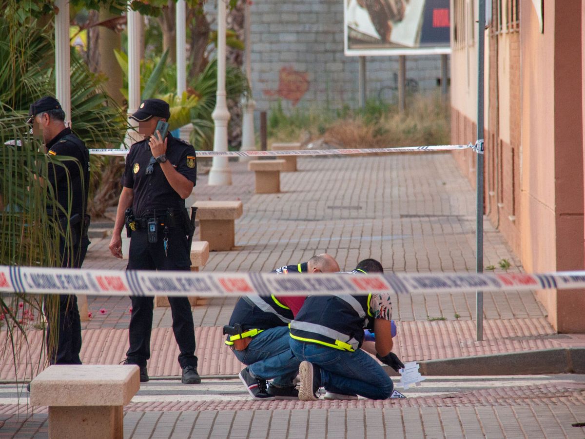 Foto: Agentes de la Policía Judicial, en una investigación de un tiroteo en Motril. (EFE/Alba Feixas)
