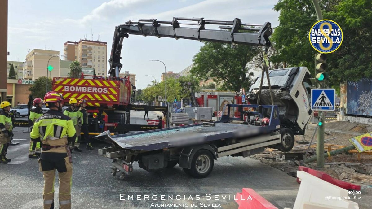 Una veintena de heridos por el choque de un bus urbano y una grúa en Sevilla capital